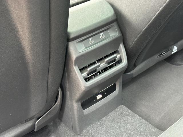 Audi / Q3 / Gr&uuml;n / / / AHK+NAVI+PANO+KAMERA+EL. HECKKL.+LED+18'LM