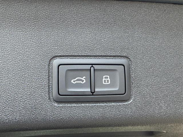Audi / Q3 / Gr&uuml;n / / / AHK+NAVI+PANO+KAMERA+EL. HECKKL.+LED+18'LM