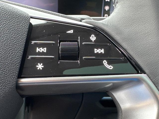 Audi / Q3 / Gr&uuml;n / / / AHK+NAVI+PANO+KAMERA+EL. HECKKL.+LED+18'LM