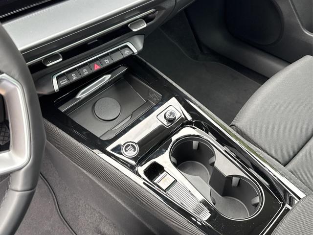 Audi / Q3 / Gr&uuml;n / / / AHK+NAVI+PANO+KAMERA+EL. HECKKL.+LED+18'LM