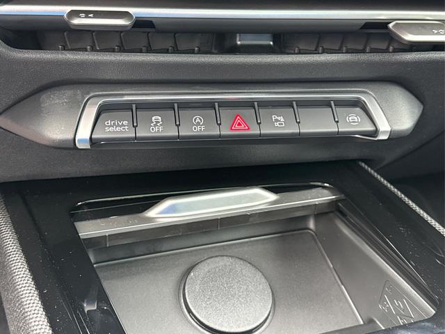 Audi / Q3 / Gr&uuml;n / / / AHK+NAVI+PANO+KAMERA+EL. HECKKL.+LED+18'LM