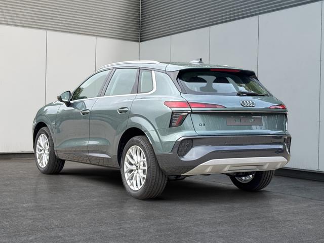 Audi / Q3 / Gr&uuml;n / / / AHK+NAVI+PANO+KAMERA+EL. HECKKL.+LED+18'LM
