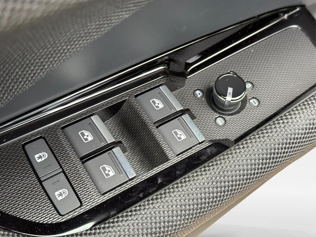 Audi / Q3 / Gr&uuml;n / / / AHK+NAVI+PANO+KAMERA+EL. HECKKL.+LED+18'LM