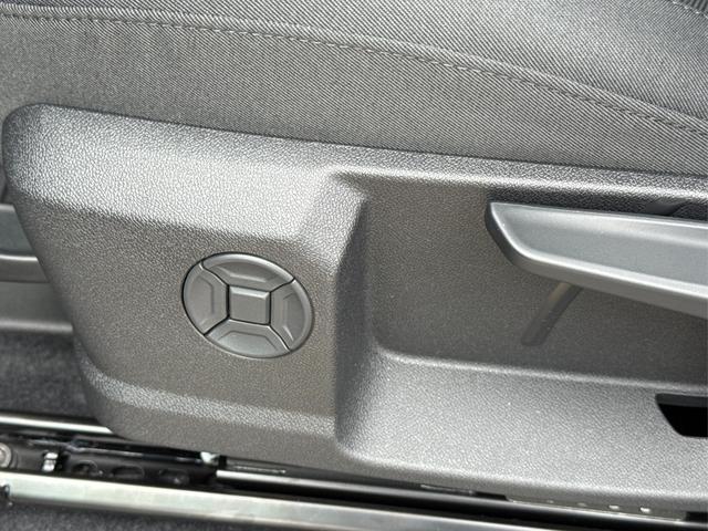 Audi / Q3 / Gr&uuml;n / / / AHK+NAVI+PANO+KAMERA+EL. HECKKL.+LED+18'LM
