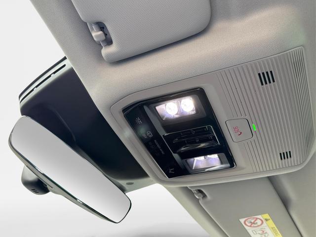 Audi / Q3 / Gr&uuml;n / / / AHK+NAVI+PANO+KAMERA+EL. HECKKL.+LED+18'LM