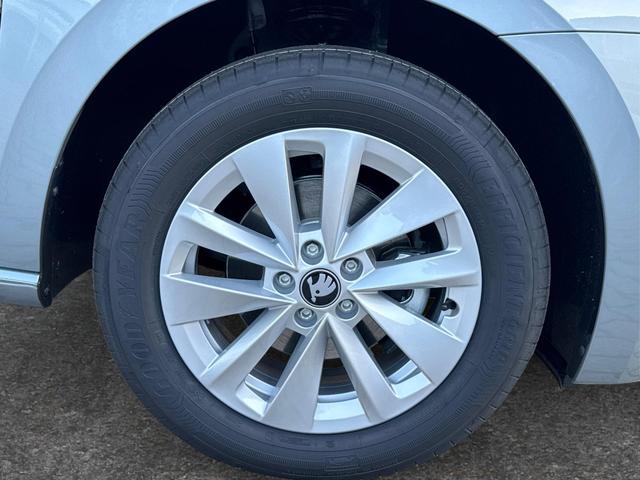 Skoda / Scala / Silber / / / Selection SHZ+KAMERA+SMARTLINK+LED+16 ALU, Beispielbilder, ggf. teilweise mit Sonderausstattung