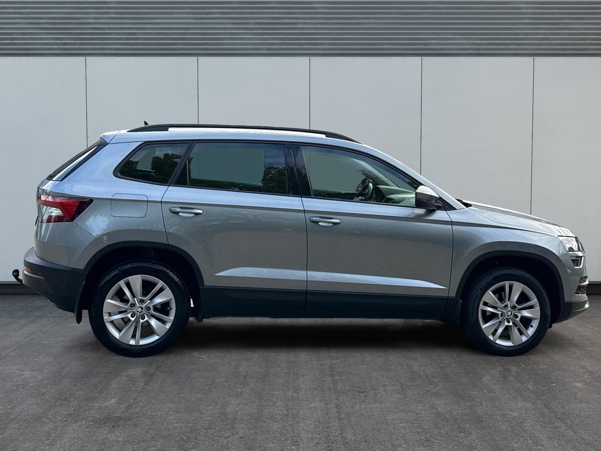 Skoda / Karoq / Grau /  /  / 1.5 TSI Ambition AHK+KESSY+PDC+KAMERA+17LM