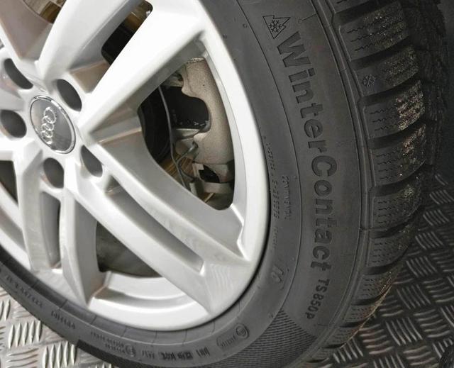 Winterreifen auf Audi Alufelgen Detailansicht