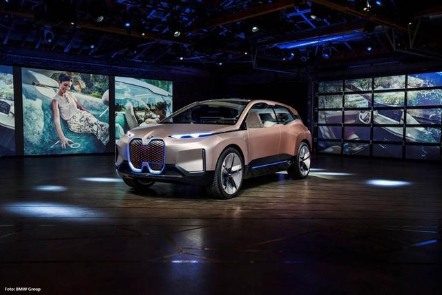 BMW iNext Ansicht von vorne rechts