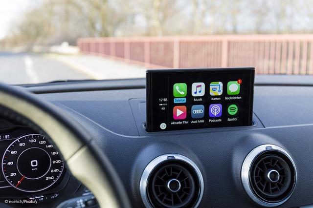 audi innenansicht mit smartphone anbindung