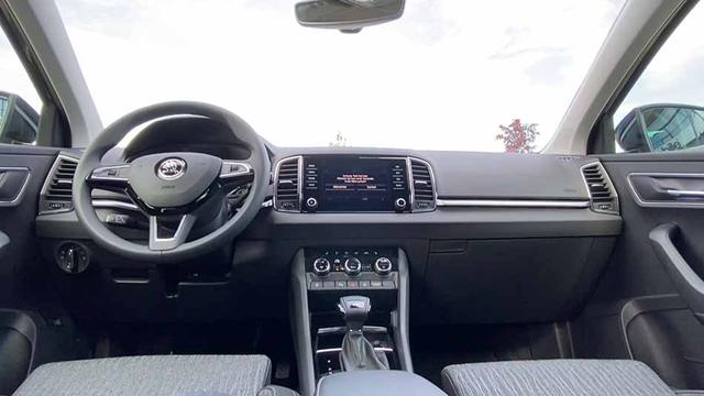 Skoda Karoq Style PREMIUM (D3) 1.5 TSI ACT OPF DSG 150 NAV, WINTER, ACC210, 5J GAR., AHK, KAM, 18" ALU UVM. (LEASINGRÜCKLÄUFER) 