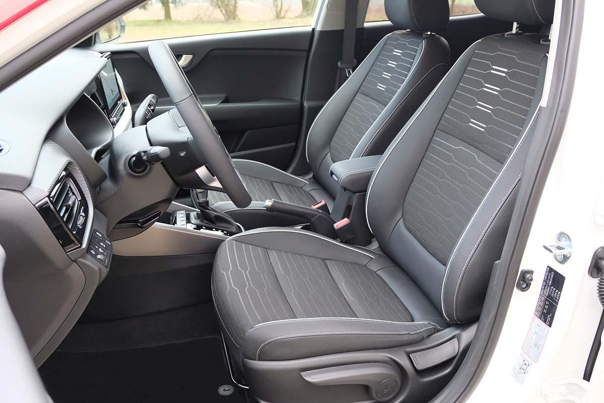 Kia Stonic 1.0 T-GDI 120 Mild-Hybrid iMT 2021 Interieur Fahrer und Beifahrersitz