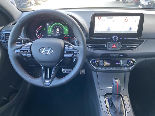 Hyundai i30 Fastback N Line Premium 1.5 T-GDI 48V-Mildhybrid Interieur Lenkrad und Multimedia 