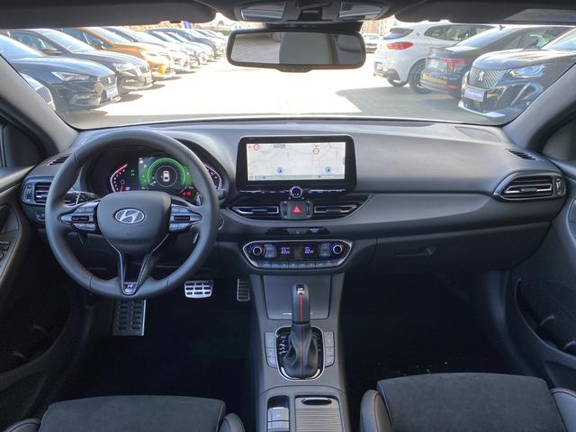 Hyundai i30 Fastback N Line Premium 1.5 T-GDI 48V-Mildhybrid Interieur Cockpit Lenkrad Multimedia 