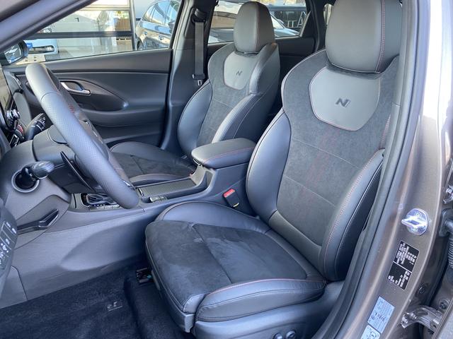 Hyundai i30 Fastback N Line Premium 1.5 T-GDI 48V-Mildhybrid Interieur Fahrer und Beifahrersitz 