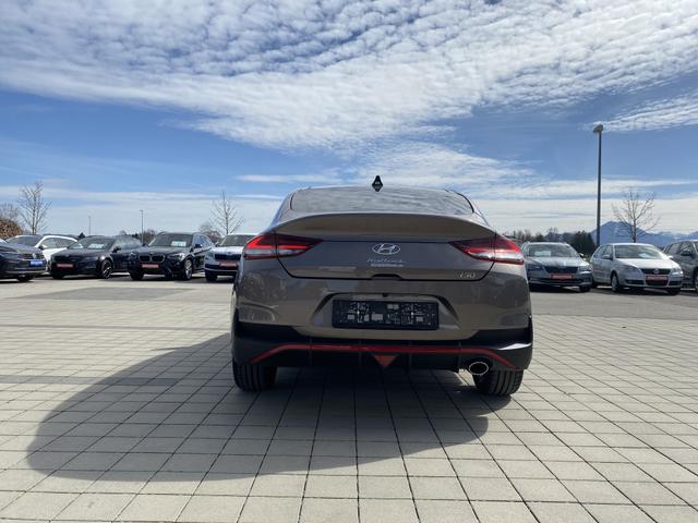 Hyundai i30 Fastback N Line Premium 1.5 T-GDI 48V-Mildhybrid N-line Exterieur hinten