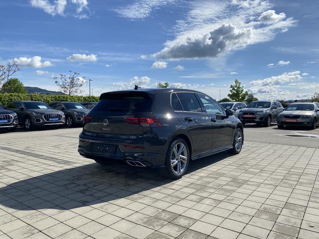  VW Golf 8 R-Line (D4) 1.5 eTSI hinten 