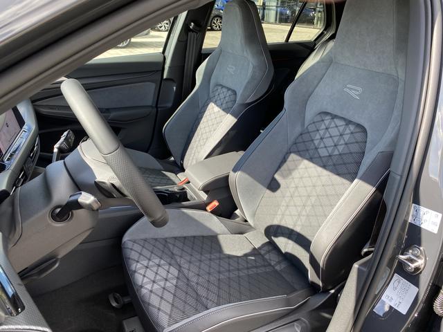  VW Golf 8 R-Line (D4) 1.5 eTSI Innenraum Highlights Fahrersitz