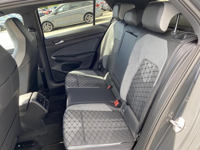  VW Golf 8 R-Line (D4) 1.5 eTSI Innenraum Rüksitze