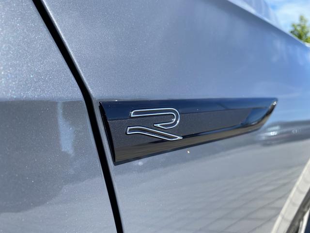 VW Golf 8 R-Line (D4) 1.5 eTSI 150 7-G DSG R Schild 