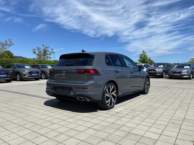 VW Golf 8 R-Line (D4) 1.5 eTSI 150 7-G DSG hinten