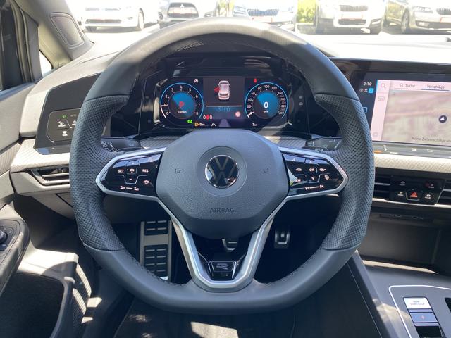 VW Golf 8 R-Line (D4) 1.5 eTSI 150 7-G DSG Lenkrad