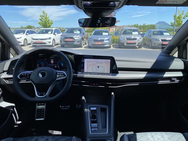 VW Golf 8 R-Line (D4) 1.5 eTSI 150 7-G DSG Innenraum
