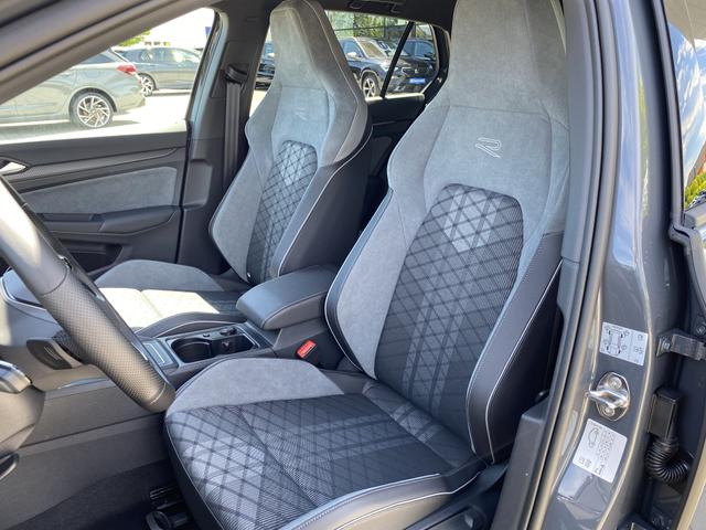 VW Golf 8 R-Line (D4) 1.5 eTSI 150 7-G DSG Fahrersitz
