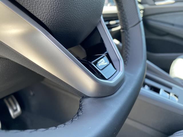 VW Golf 8 R-Line (D4) 1.5 eTSI 150 7-G DSG Innenraum Lenkrad