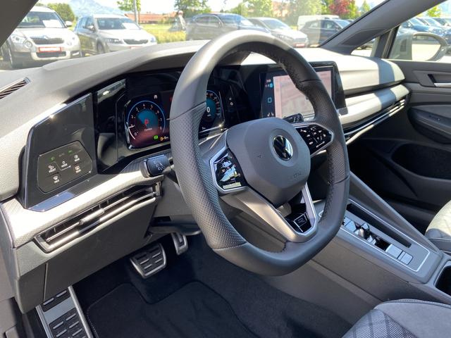 VW Golf 8 R-Line (D4) 1.5 eTSI 150 7-G DSG Innenraum Lenkrad 