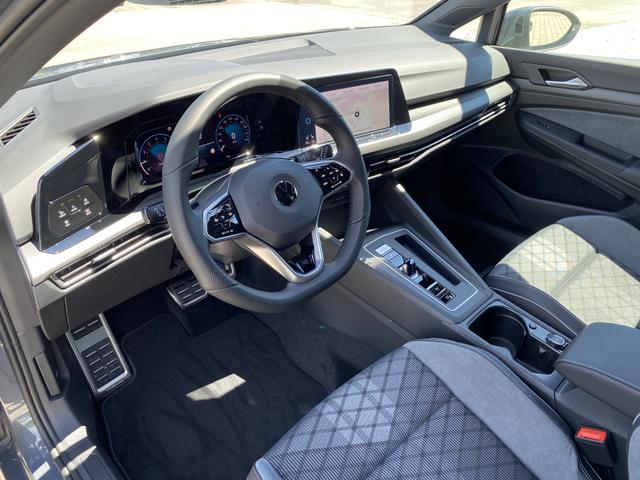VW Golf 8 R-Line (D4) 1.5 eTSI 150 7-G DSG Innenraum