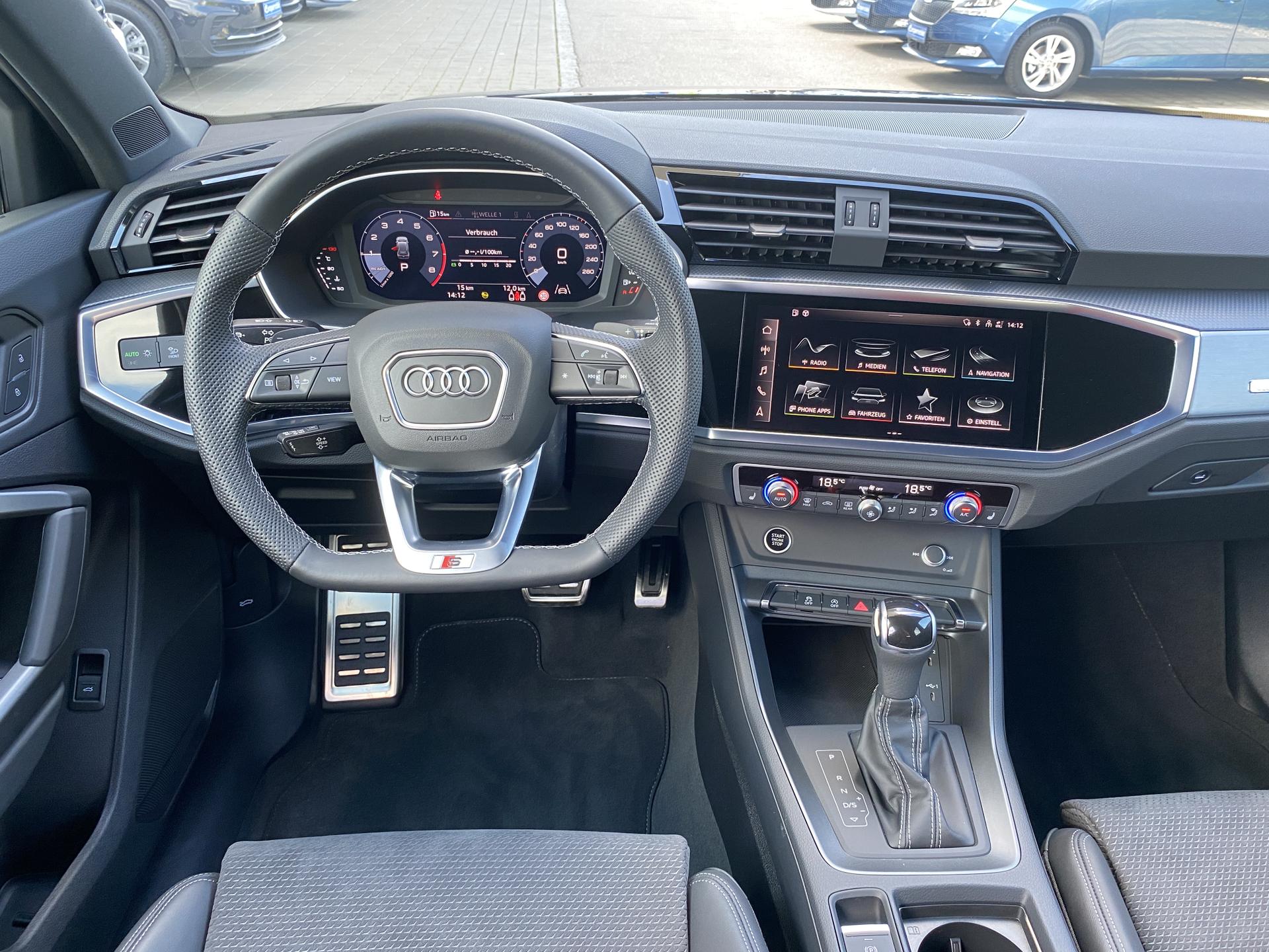 Audi Q3 advanced (D8) 35 TFSI S tronic Innenraum Ausstattung Multimedia, Automatikgetriebe, Lenkrad 