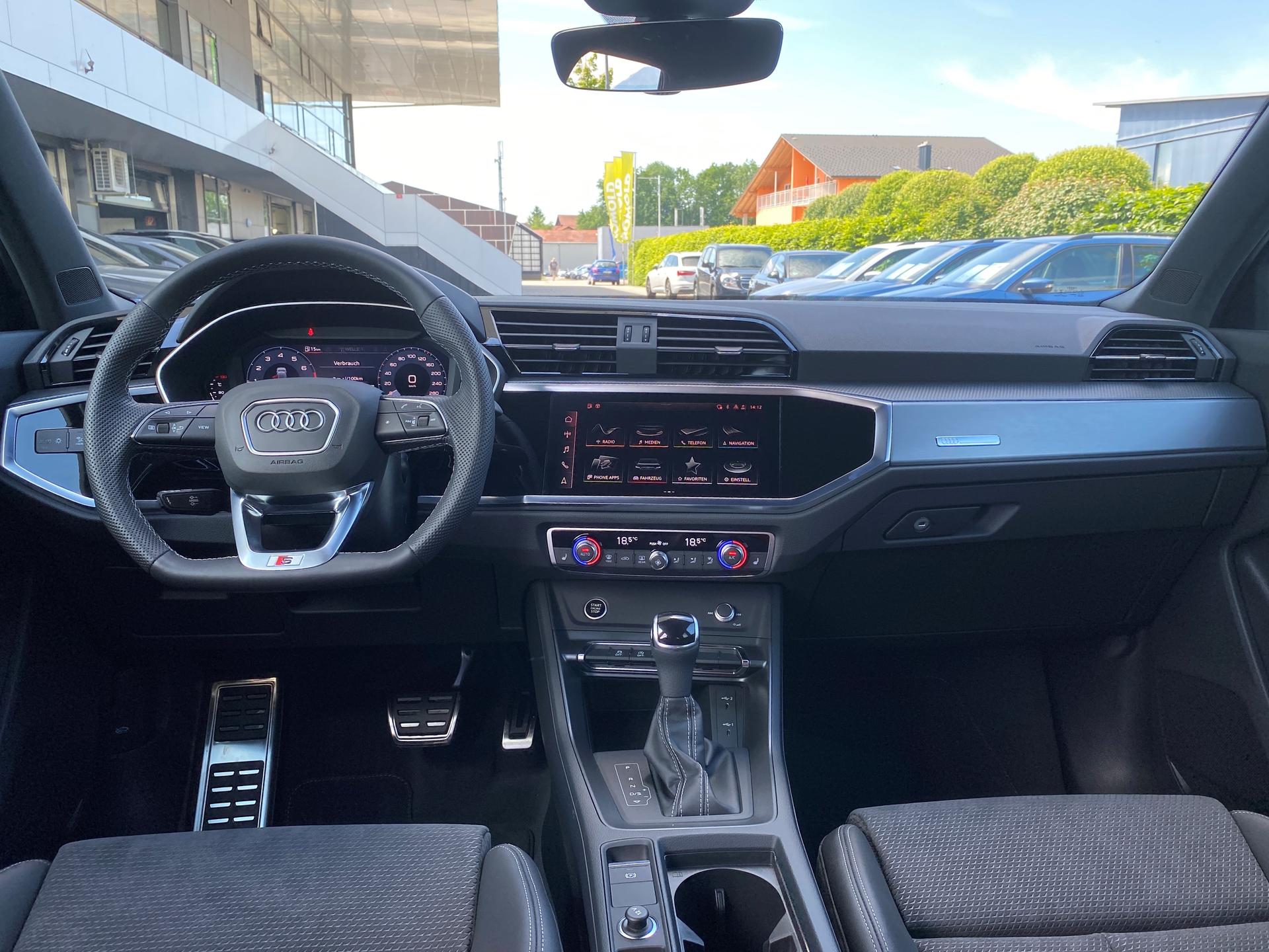 Audi Q3 advanced (D8) 35 TFSI S tronic Innenraum Ausstattung Multimedia, Automatikgetriebe, Lenkrad
