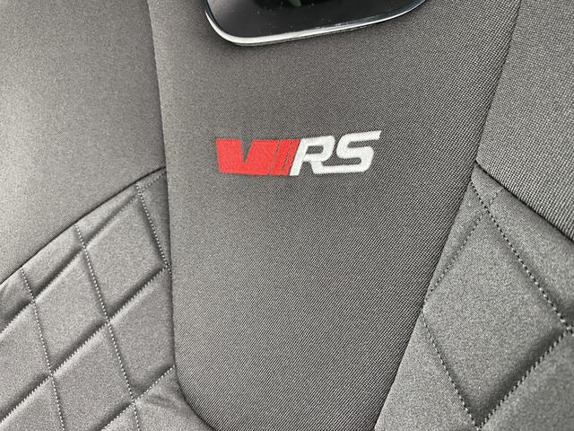 Skoda Octavia Combi RS iV Innenraum RS Emblem Fahrersitz 