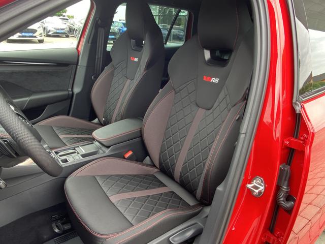 Skoda Octavia Combi RS iV Innenraum Fahrer und Beifahrersitz