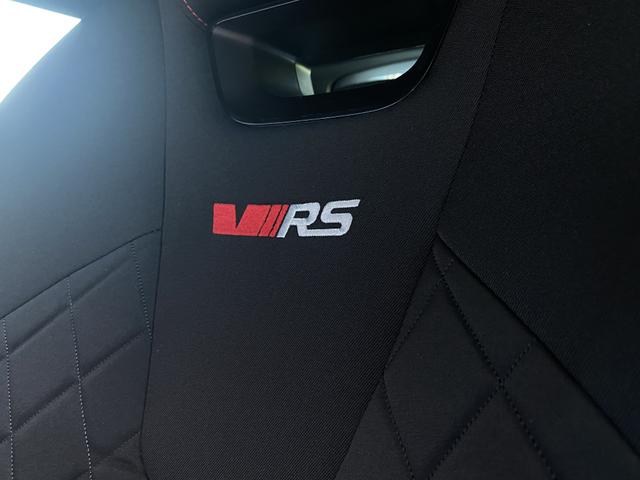 Skoda Octavia Combi RS iV RS Emblem auf dem Fahrersitz 