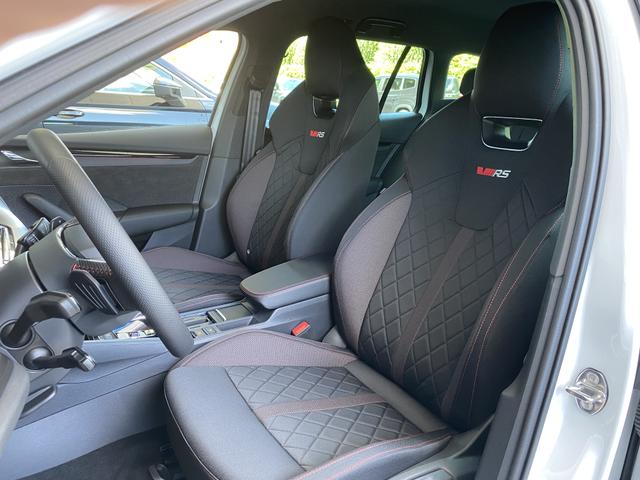 Skoda Octavia Combi RS iV Fahrer und Beifahrersitz 