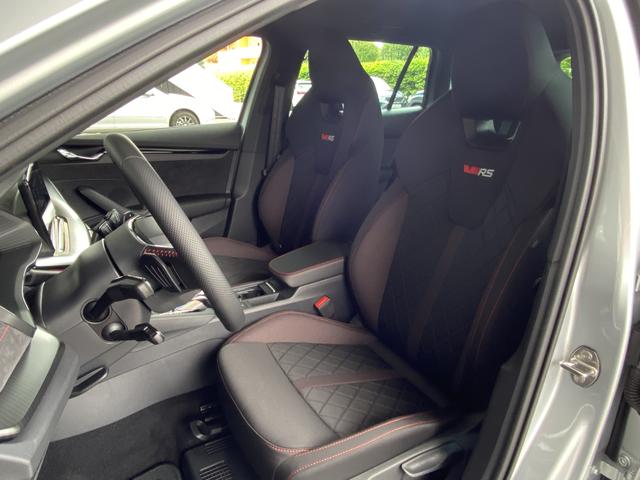 Skoda Octavia Combi RS iV Fahrer und Beifahrersitz 