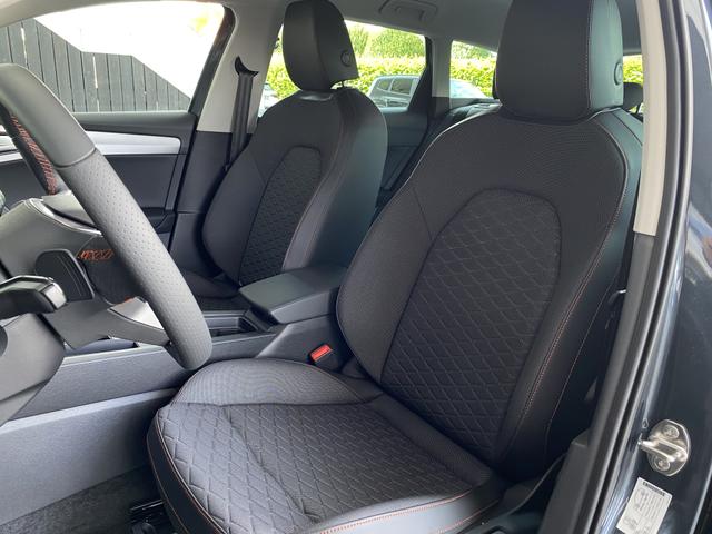 Seat Leon Sportstourer ST FR 1.5 eTSI Fahrer und Beifahrersitze 