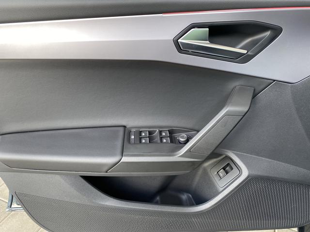 Seat Leon Sportstourer ST FR 1.5 eTSI Innenraum Fahrertür 