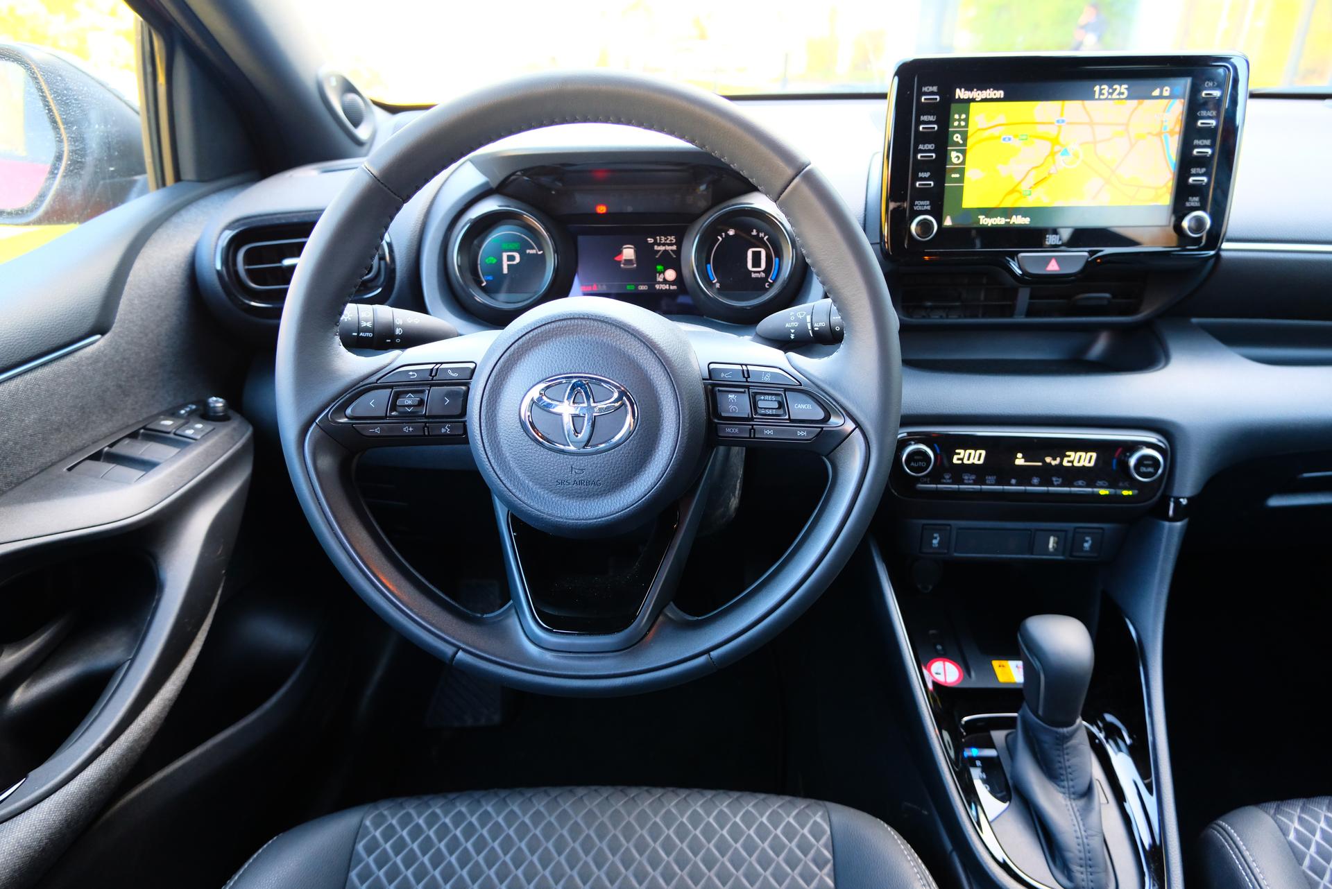 Toyota Yaris Hybrid Innenraum Lenkrad Multimedia 
