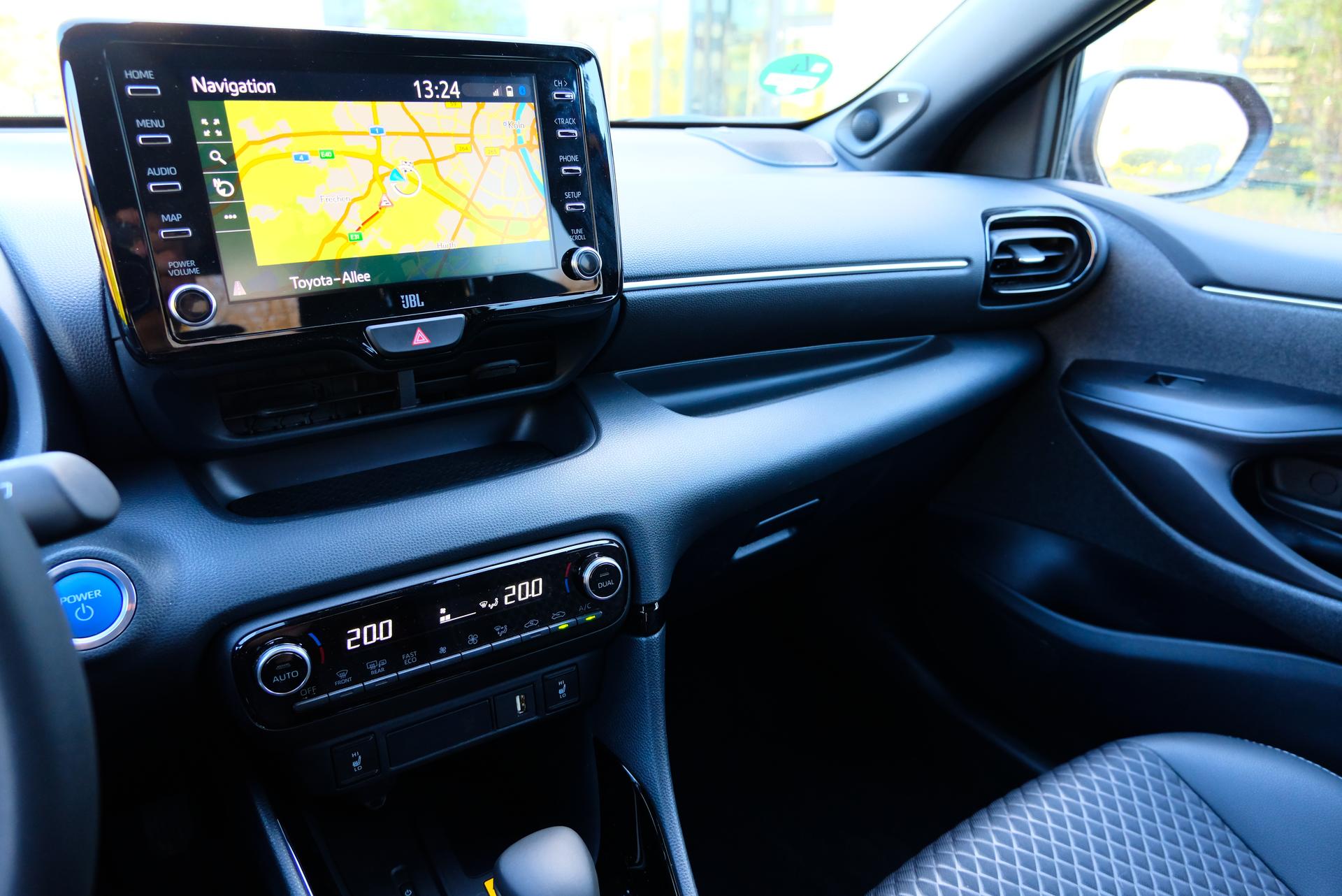 Toyota Yaris Hybrid innenraum Multimedia