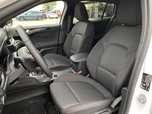 Fahrer und Beifahrersitze Innenraum Ford Focus Turnier ST-LINE 