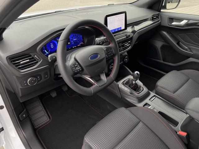 Innenraum Ford Focus Turnier ST-LINE X 1.0 EcoBoost