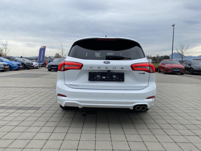 Der Weiße Ford Focus Turnier hinten 