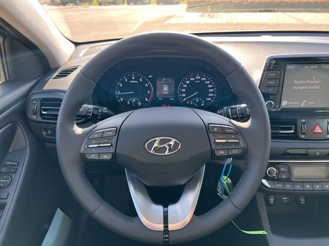 Hyundai i30 Kombi FAMILY (D5) 1.5 DPi 110|LED|CarPlay|Android|SHZ|PDC|CAM|KLIMAAUT.|NEBEL|LMR|UVM. (Vorlauf 07.06.2025) 