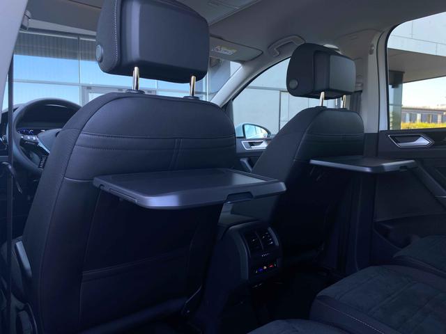 Innenraum Rücksitzbank Tische VW Touran Highline 1.5 TSI 