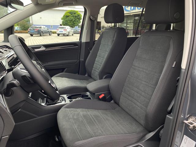 Innenraum Vordersitze VW Touran Highline 1.5 TSI 150 DSG