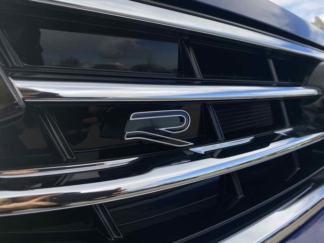 Emblem auf dem Autogrill VW Tiguan R-Line