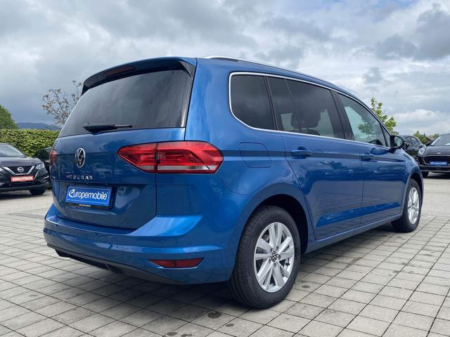  hinter Carribian Blue Metallic VW Touran Highline MJ2023